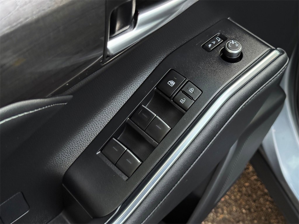 Used 2023 Toyota Highlander Platinum image 11