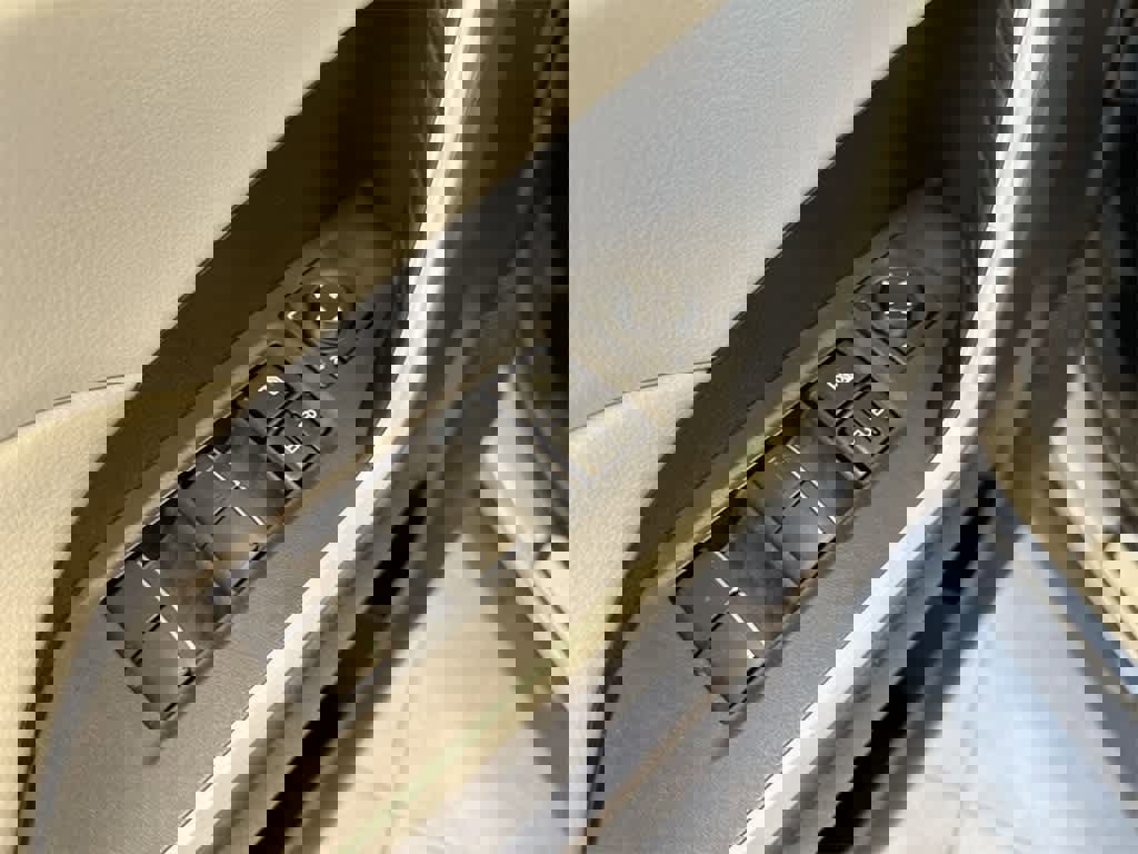 Used 2021 Toyota RAV4 XLE Premium image 18