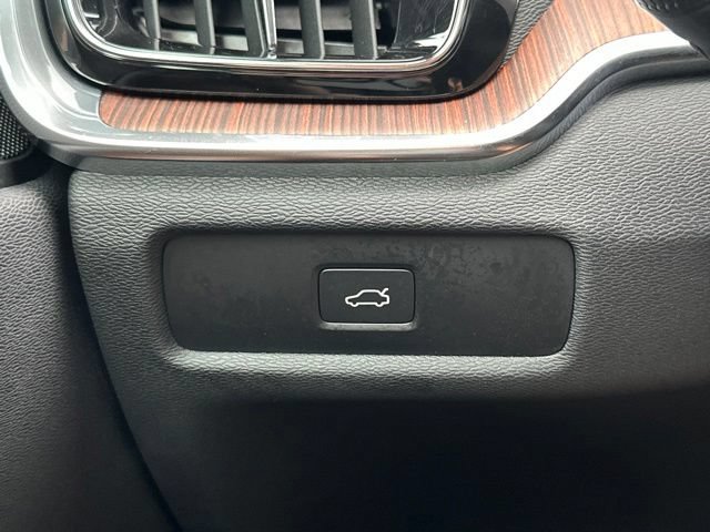 Certified 2025 Volvo V60 B5 Cross Country Plus AWD/4WD image 29