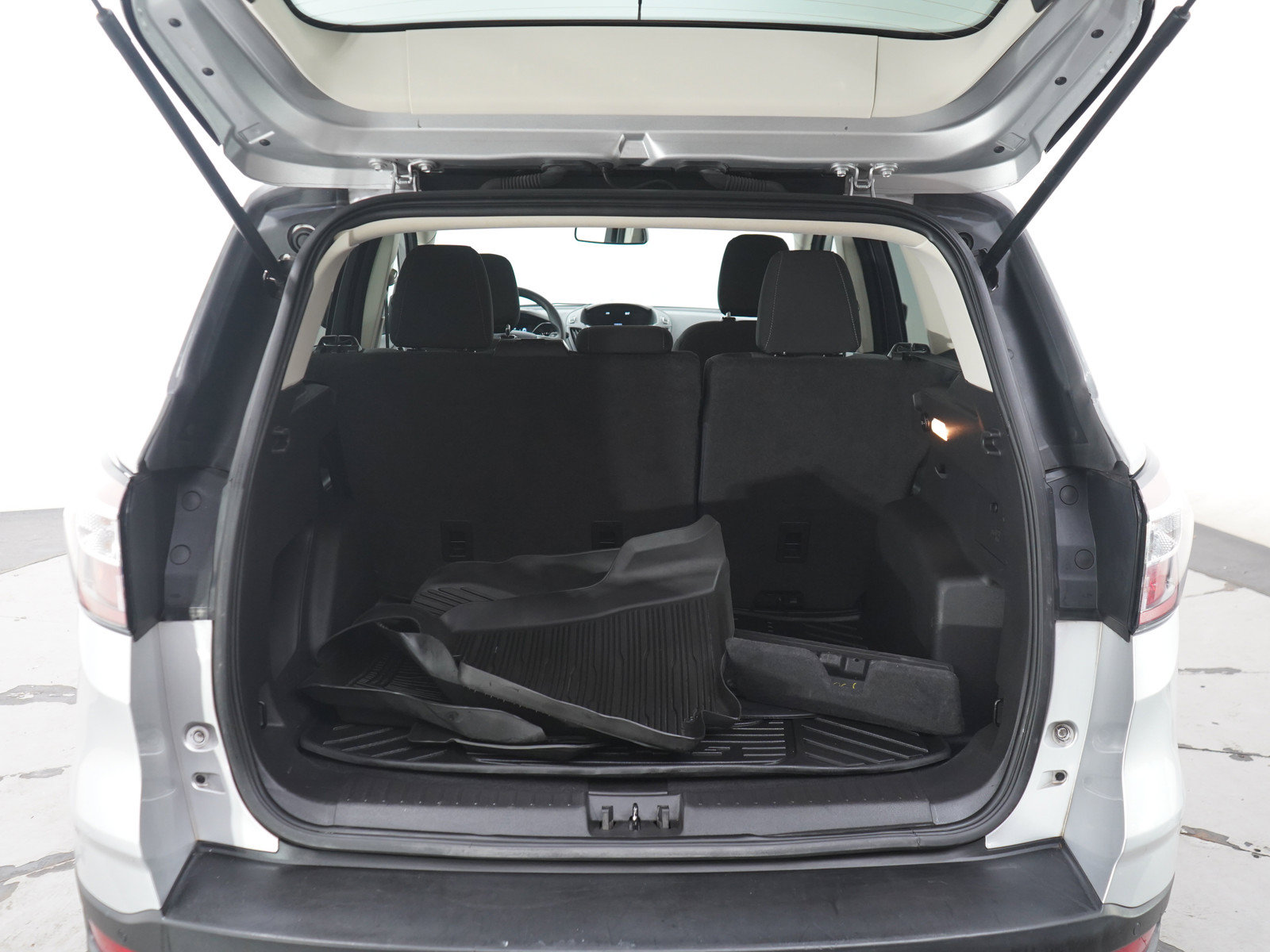Used 2018 Ford Escape SE w/ Ford Safe & Smart Package FWD image 16