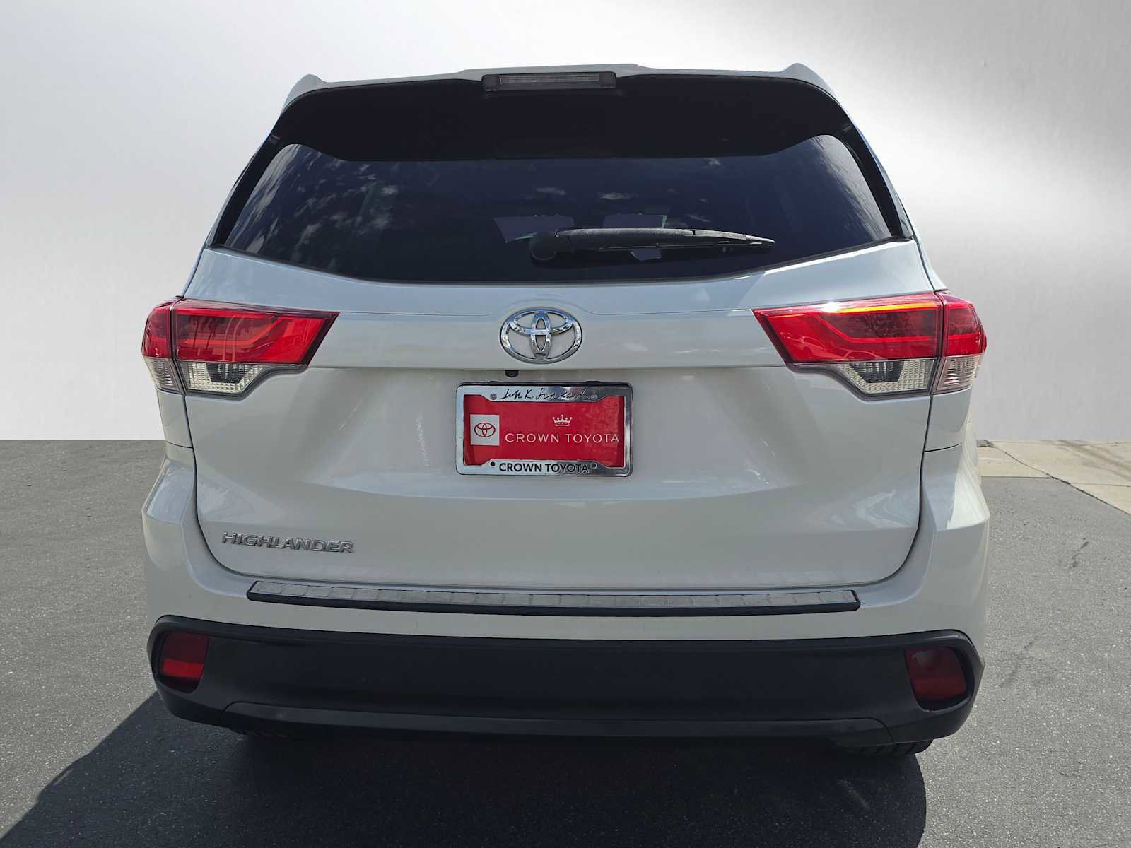 Used 2017 Toyota Highlander LE FWD image 4