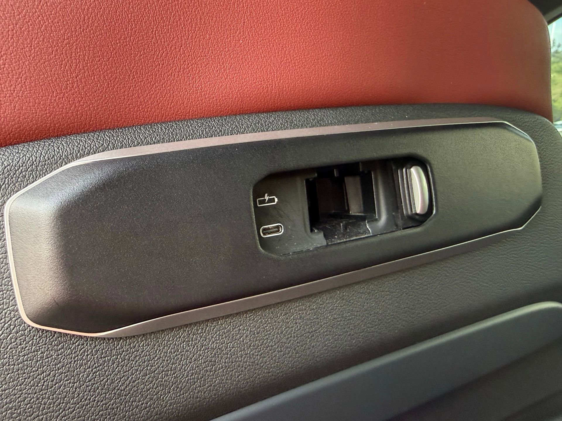 Used 2024 BMW X6 xDrive40i w/ Executive Package image 27