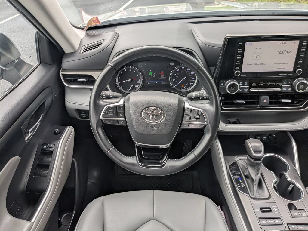 Used 2021 Toyota Highlander XLE AWD/4WD image 16