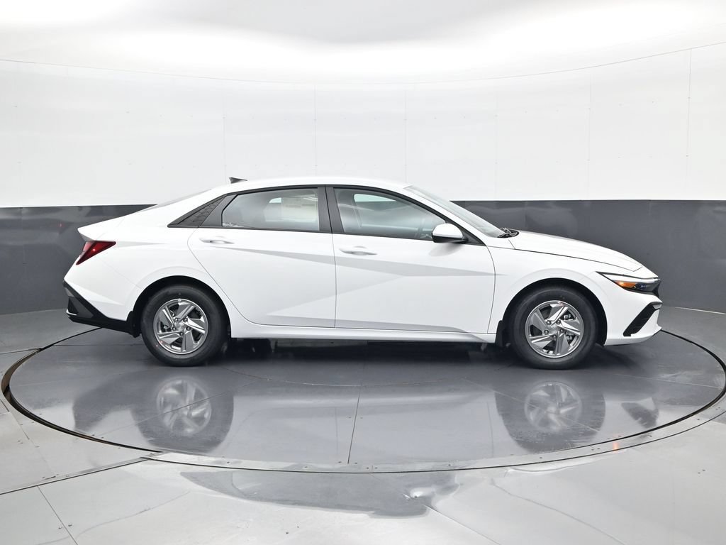 New 2026 Hyundai Elantra SE FWD image 4