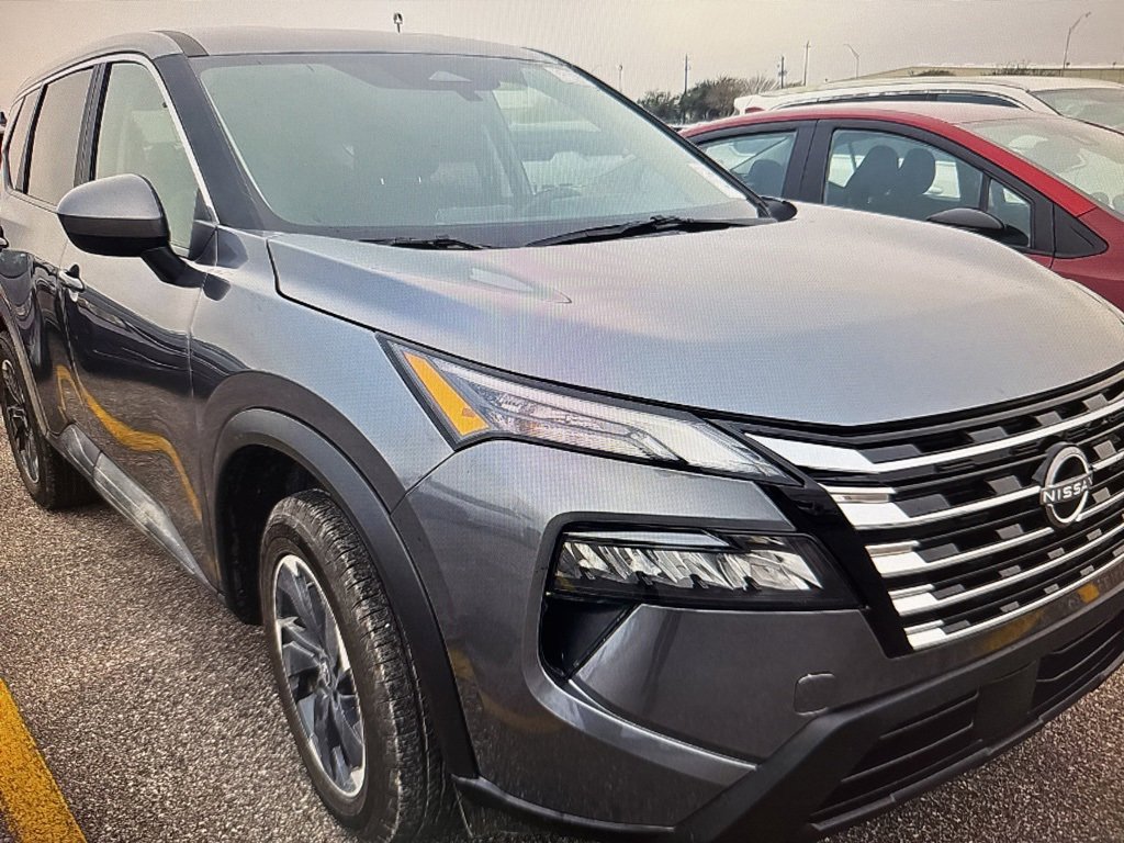 Used 2025 Nissan Rogue SV image 3