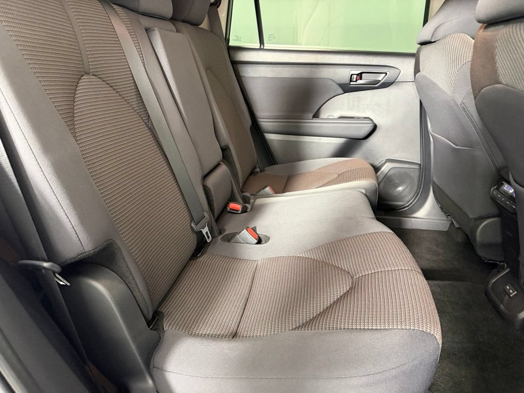 Used 2025 Toyota Highlander LE FWD image 29