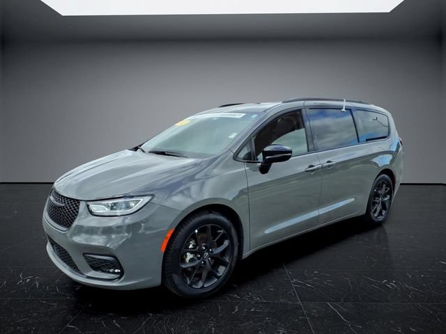 Used 2025 Chrysler Pacifica Limited FWD image 8
