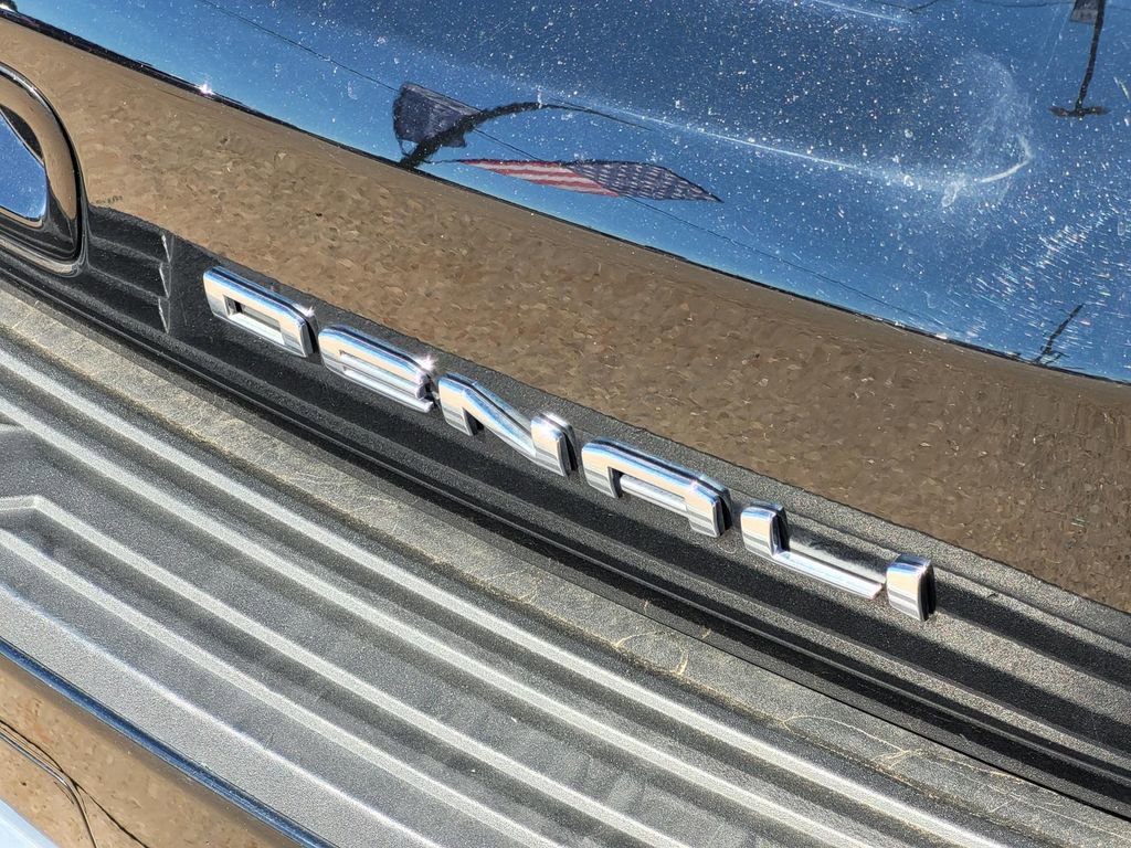 Used 2023 GMC Yukon Denali w/ Denali Reserve Package image 8