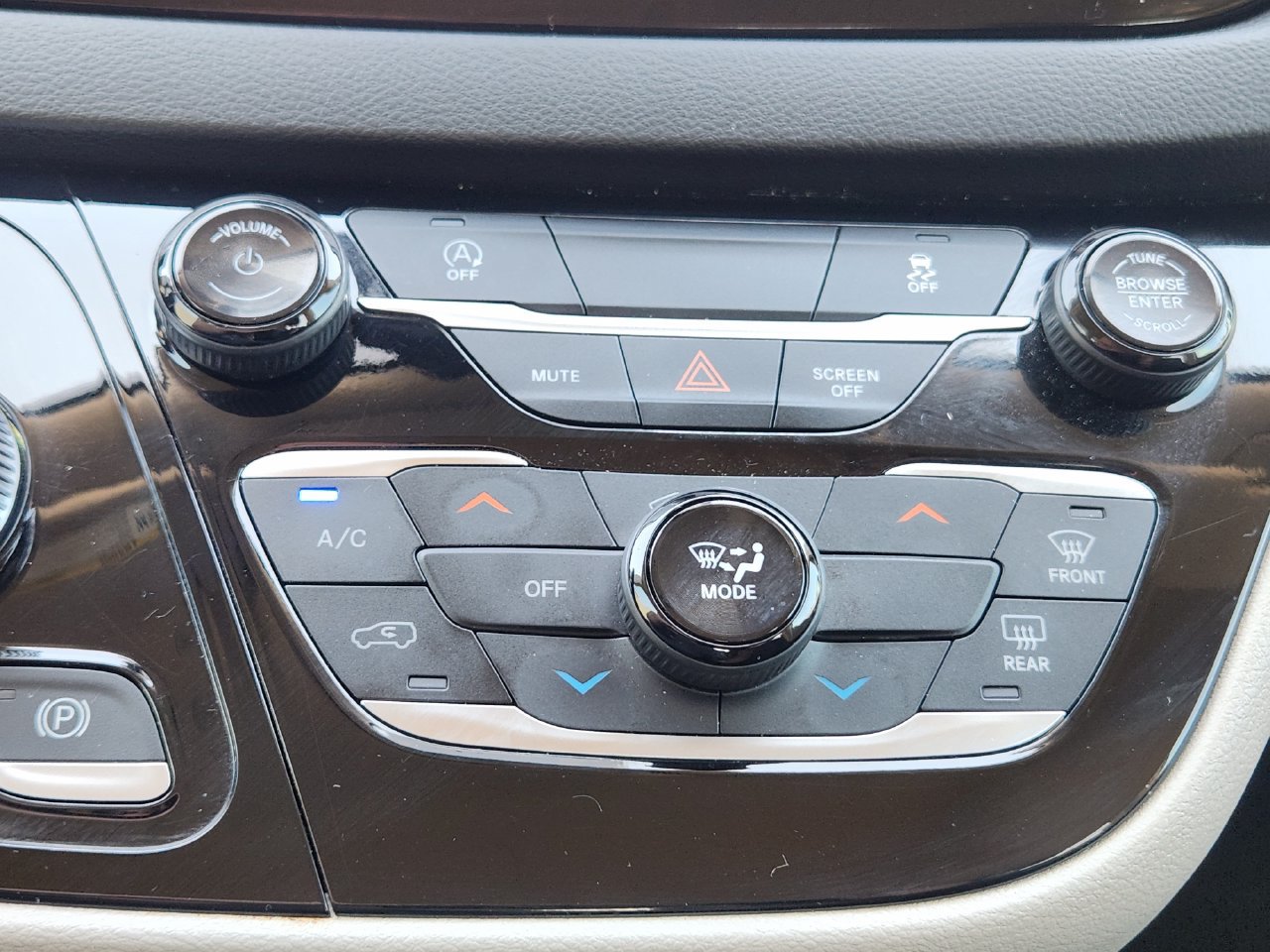 Used 2024 Chrysler Voyager LX FWD image 17