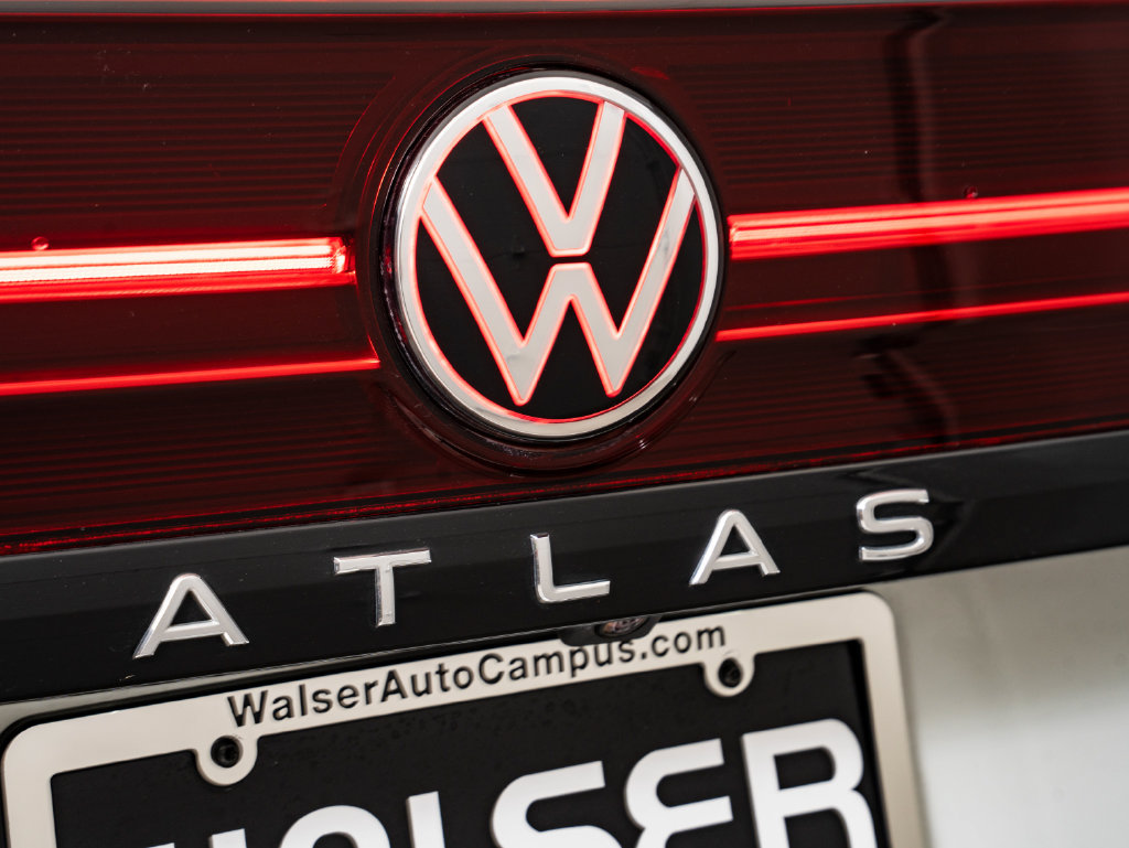 Used 2025 Volkswagen Atlas Peak Edition SE AWD/4WD image 17