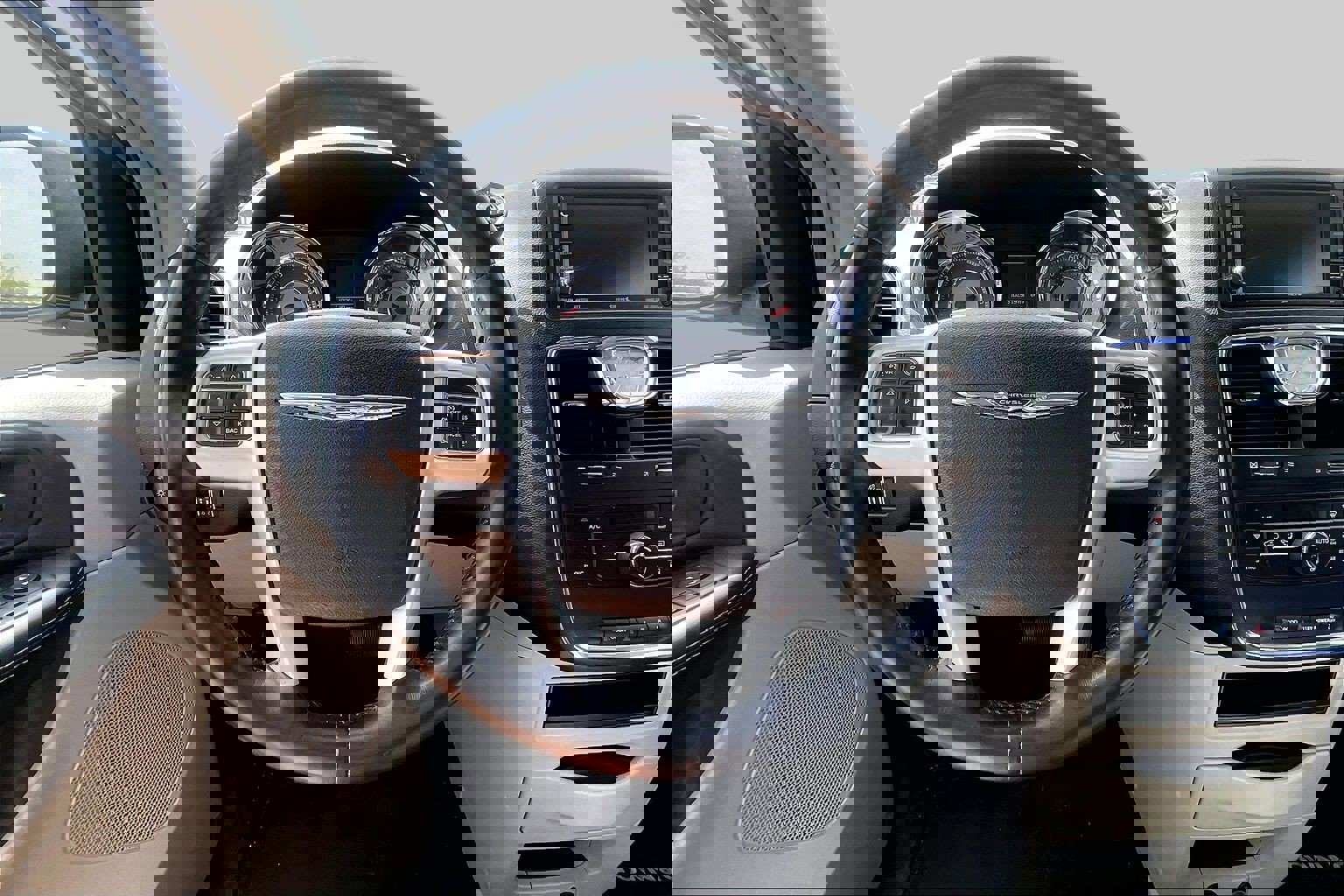 Used 2014 Chrysler Town & Country Touring image 3