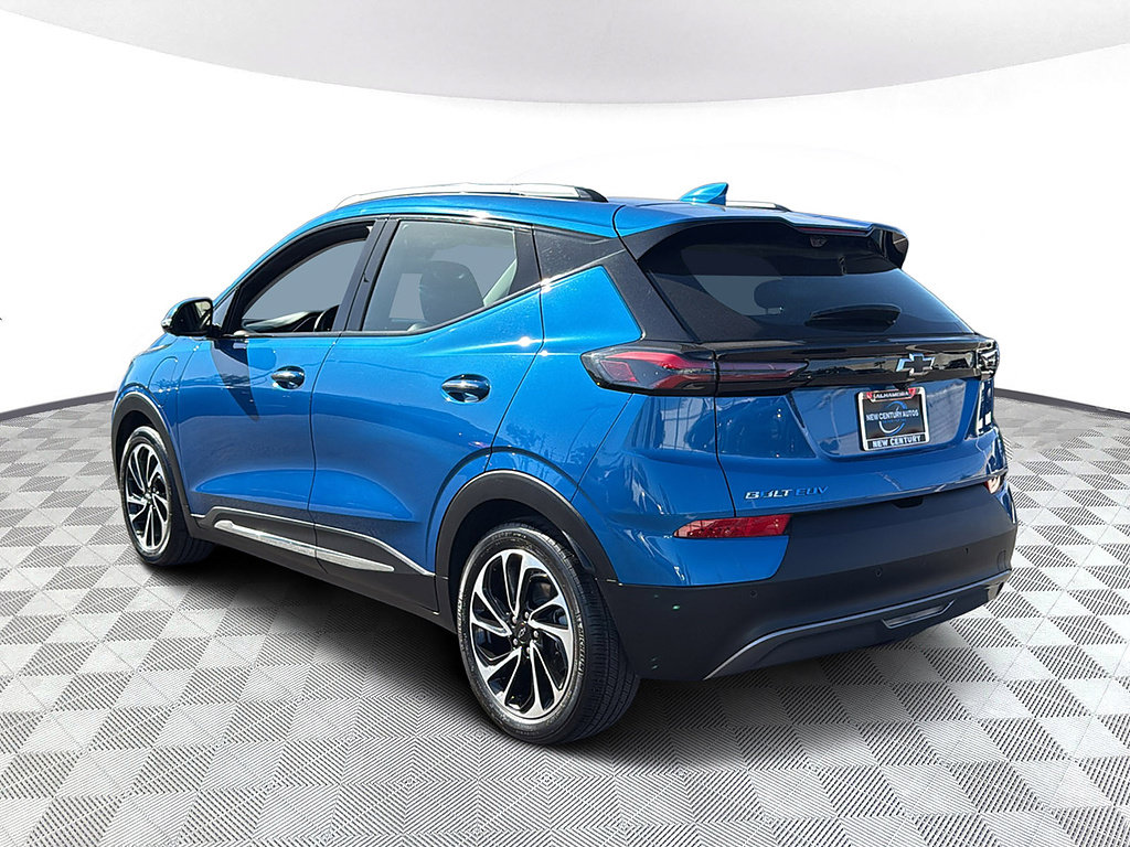 Used 2023 Chevrolet Bolt EUV Premier w/ Sun & Sound Package FWD image 3