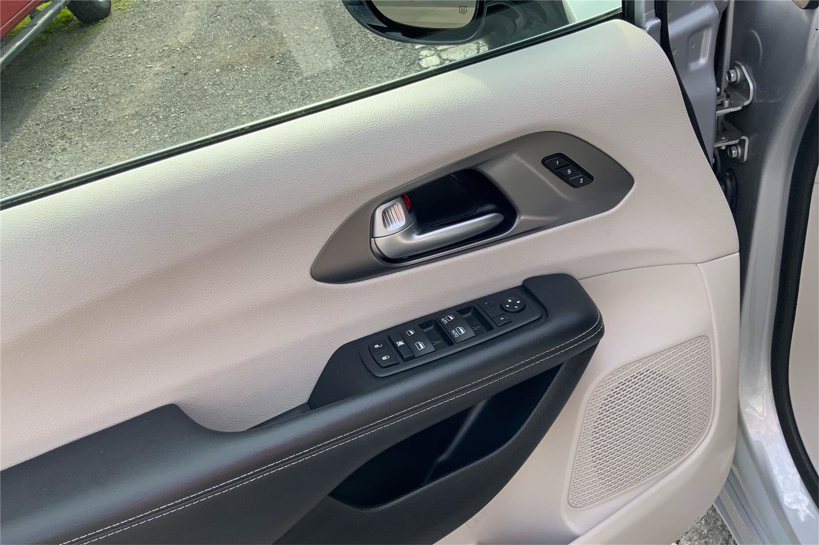 Used 2024 Chrysler Pacifica Touring-L FWD image 21