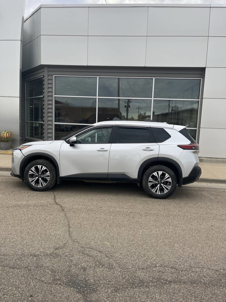 Used 2023 Nissan Rogue SV w/ SV Premium B Package image 16