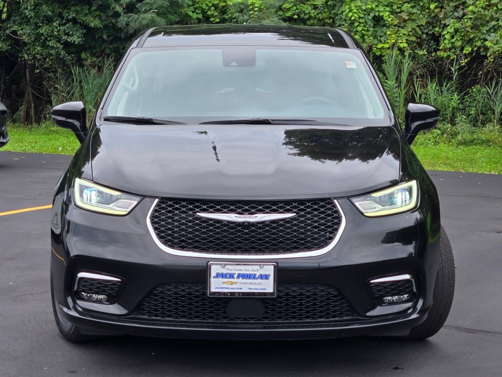 Used 2024 Chrysler Pacifica Touring-L FWD image 4