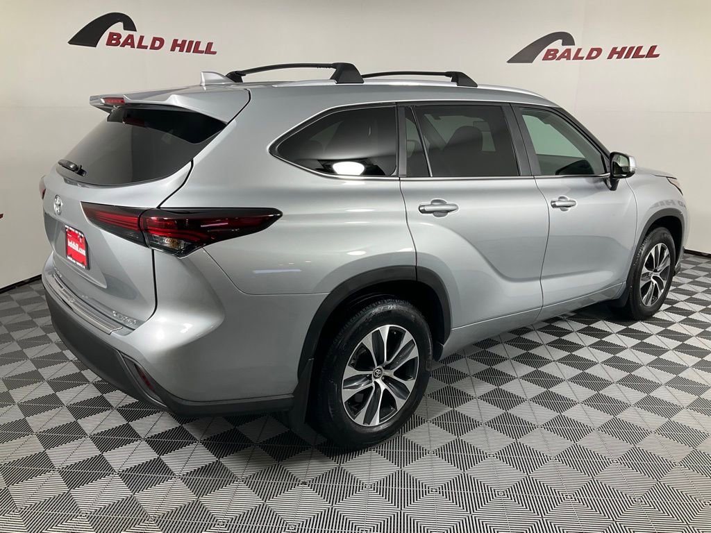 Used 2024 Toyota Highlander XLE image 6