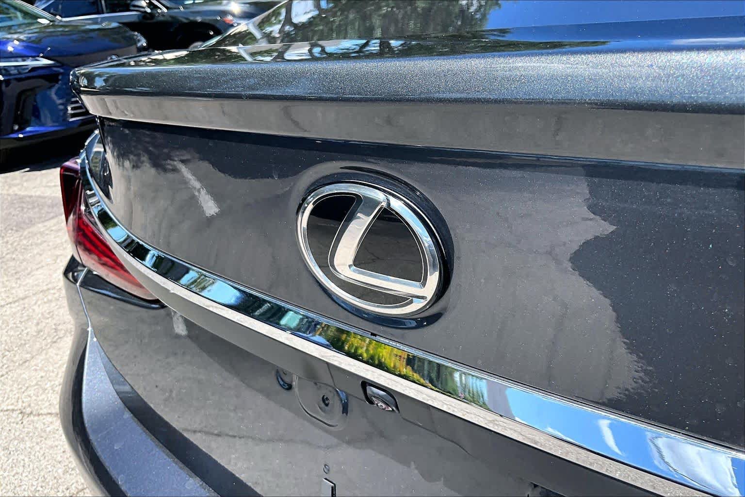 Used 2025 Lexus ES 300h w/ Premium Package FWD image 31