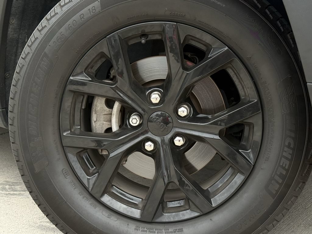 Used 2023 Jeep Grand Cherokee Altitude AWD/4WD image 9