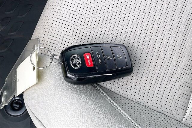 Used 2025 Toyota Camry XLE AWD/4WD image 11