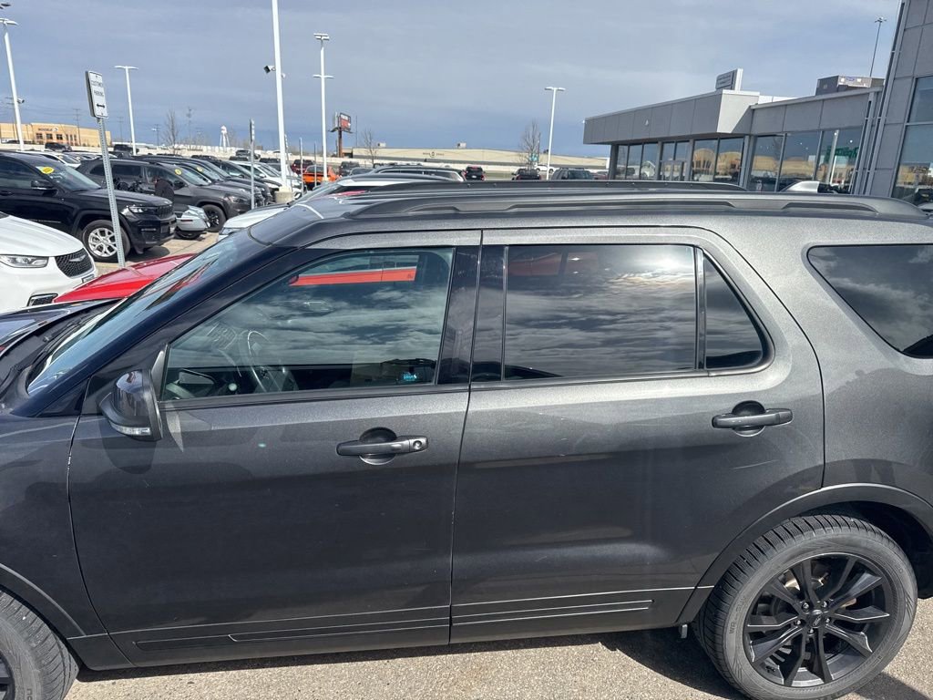 Used 2017 Ford Explorer XLT w/ Equipment Group 202A AWD/4WD image 4