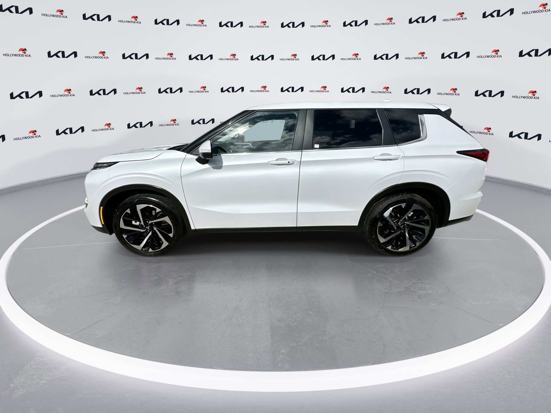 Used 2024 Mitsubishi Outlander SE Black Edition image 5