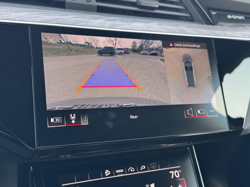 Used 2022 Audi e-tron Premium Plus image 19