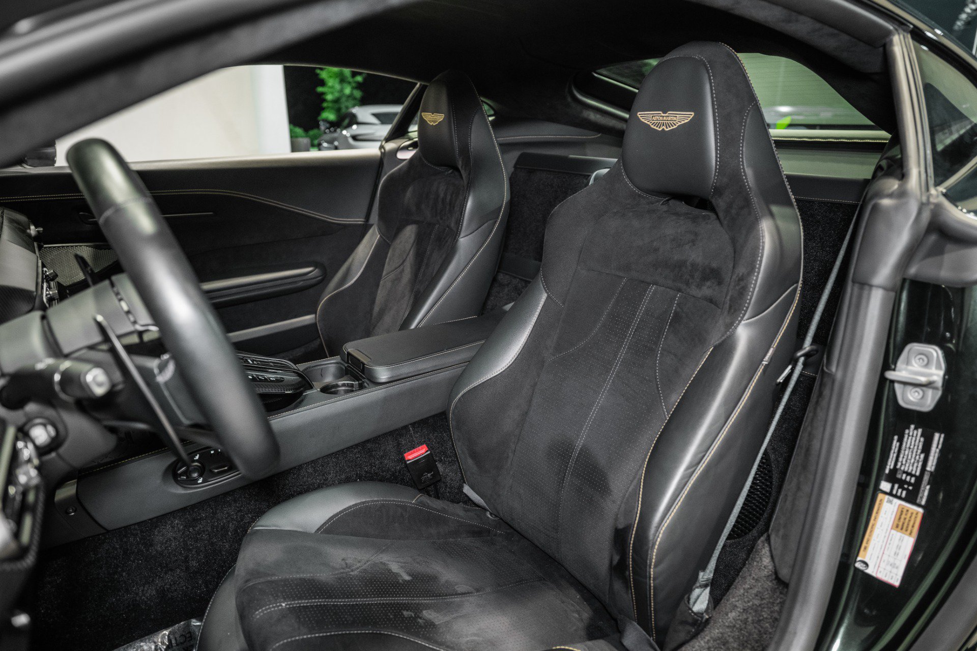 Used 2025 Aston Martin V8 Vantage Coupe RWD image 12