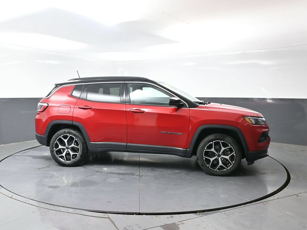 Used 2025 Jeep Compass Limited AWD/4WD image 3