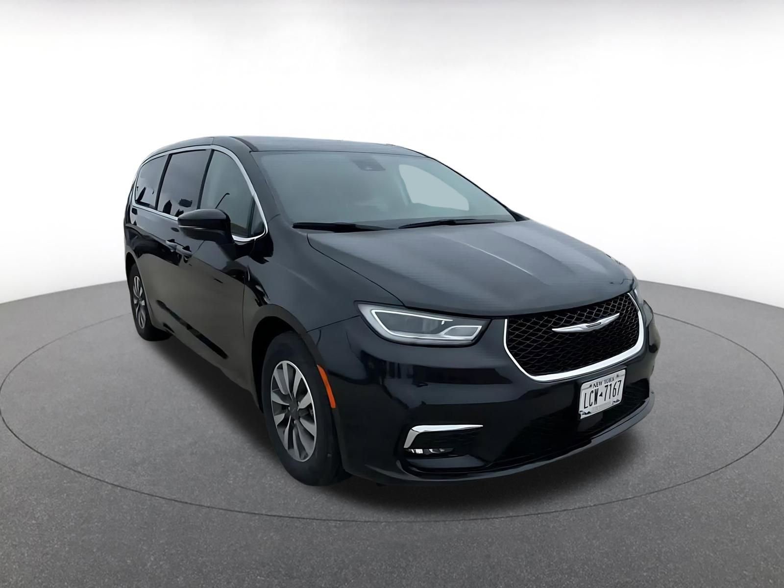 Used 2023 Chrysler Pacifica Touring-L image 3