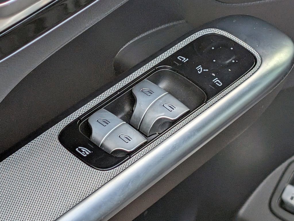 Used 2025 Mercedes-Benz GLC 350e 4MATIC image 19