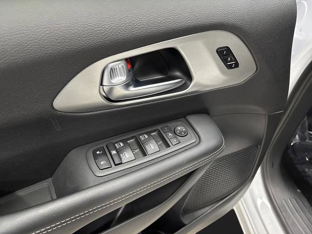 Used 2024 Chrysler Pacifica Limited w/ S Appearance Package image 28