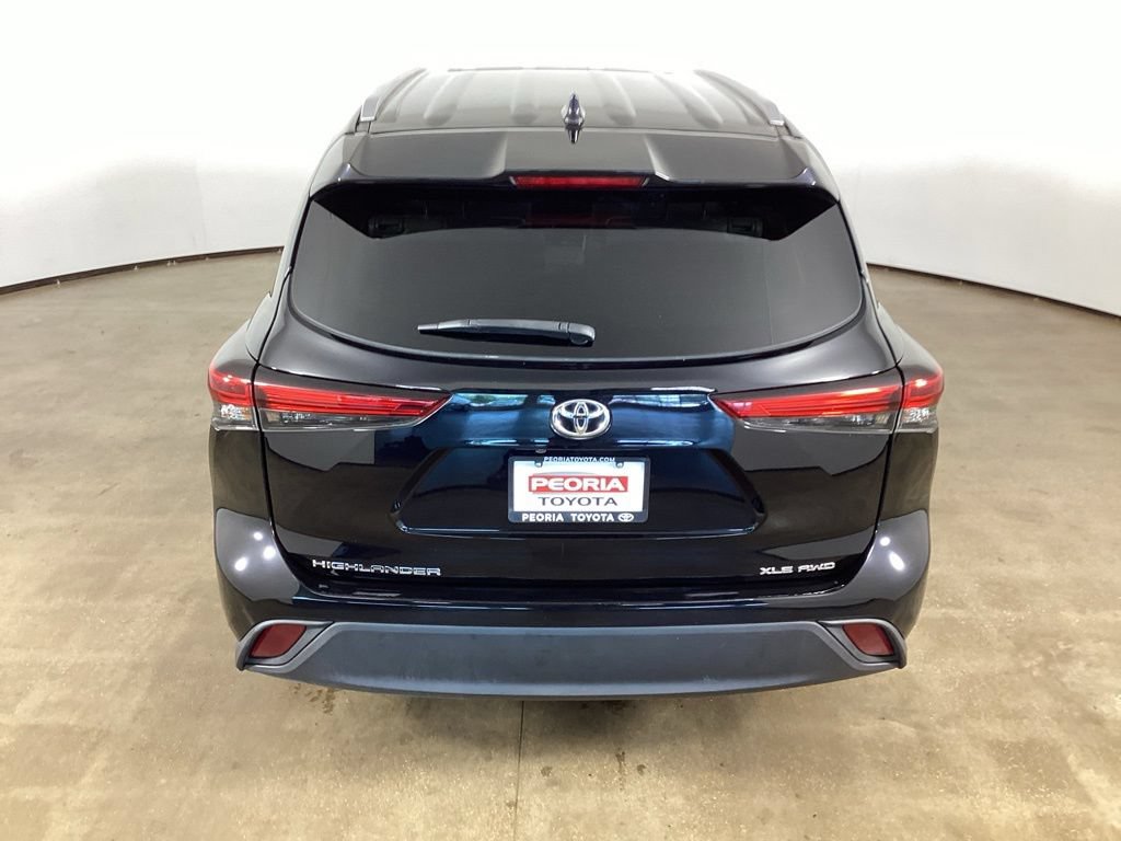 Used 2022 Toyota Highlander XLE AWD/4WD image 11