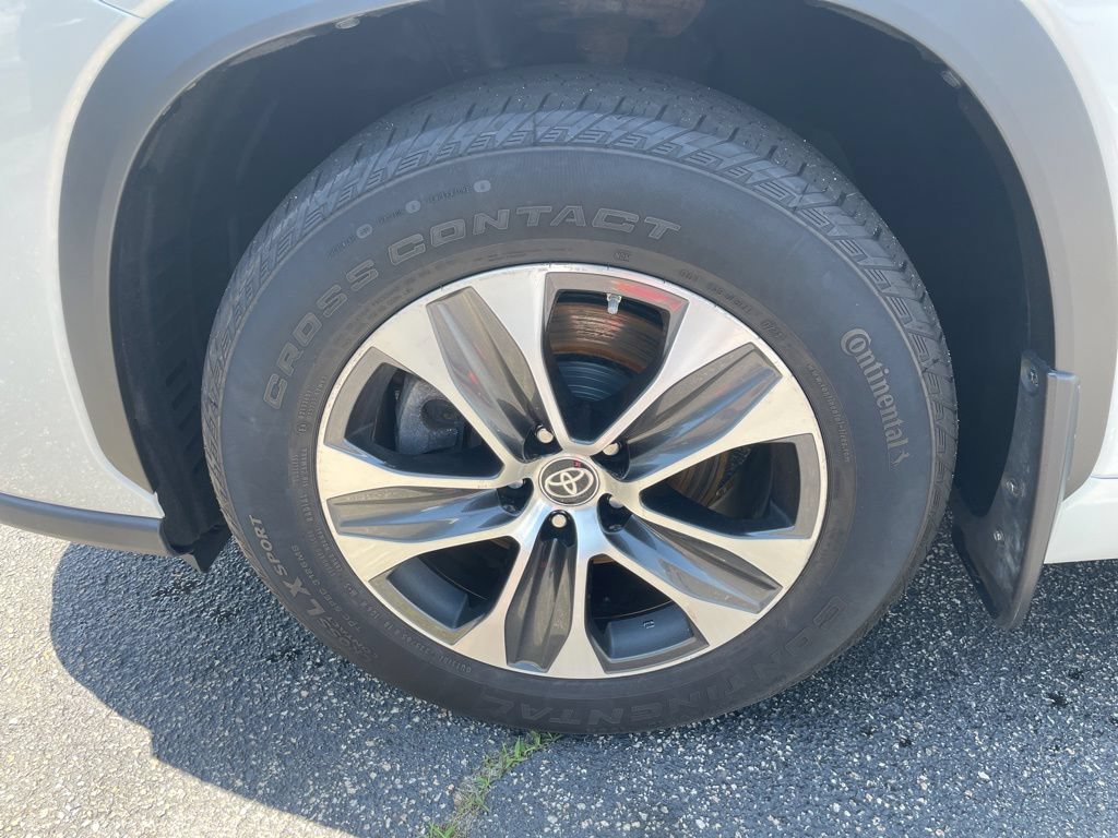 Used 2021 Toyota Highlander XLE AWD/4WD image 4