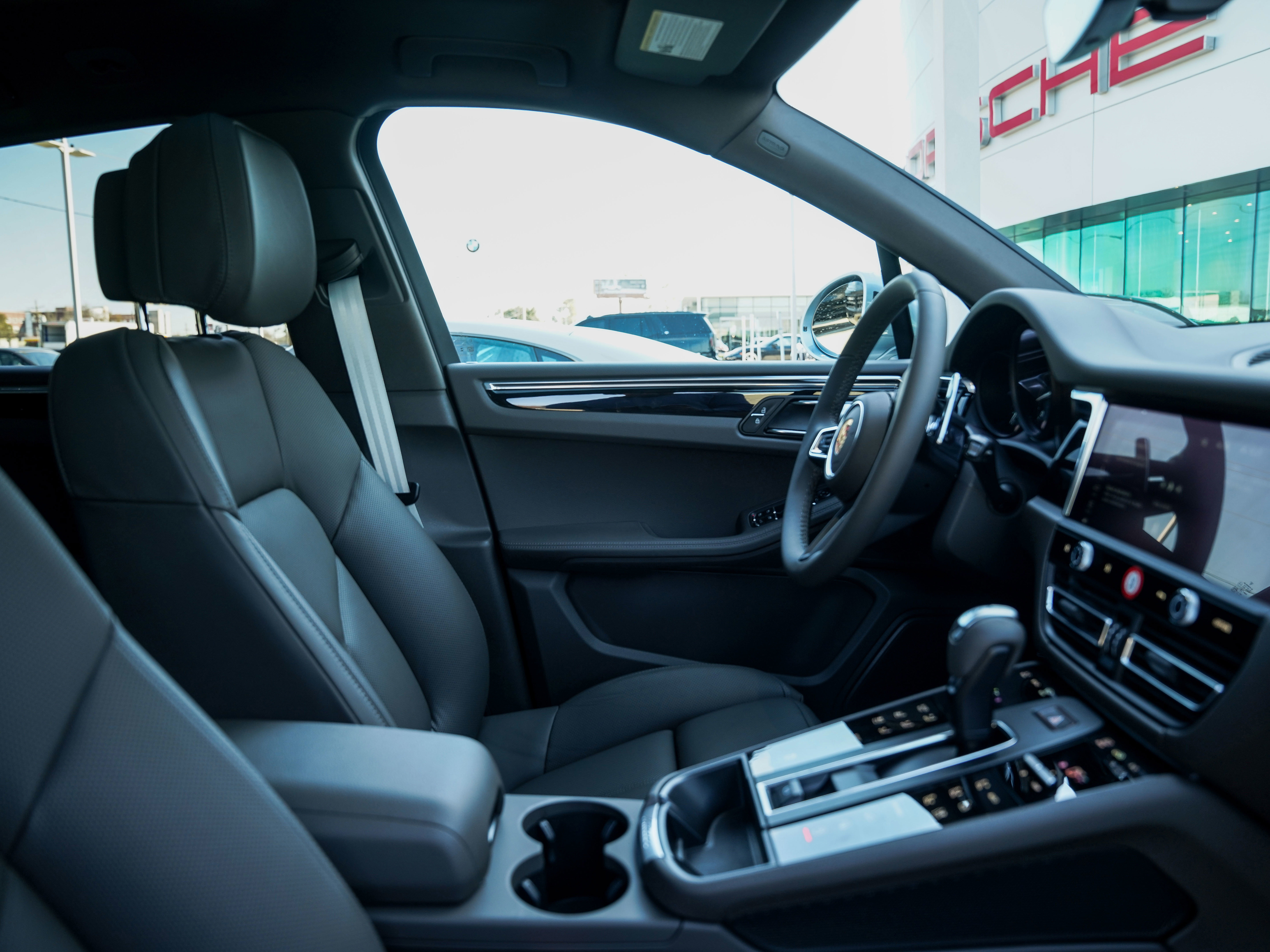 Certified 2025 Porsche Macan image 33