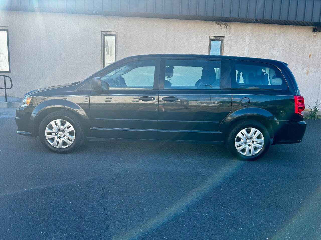 Used 2016 Dodge Grand Caravan image 3