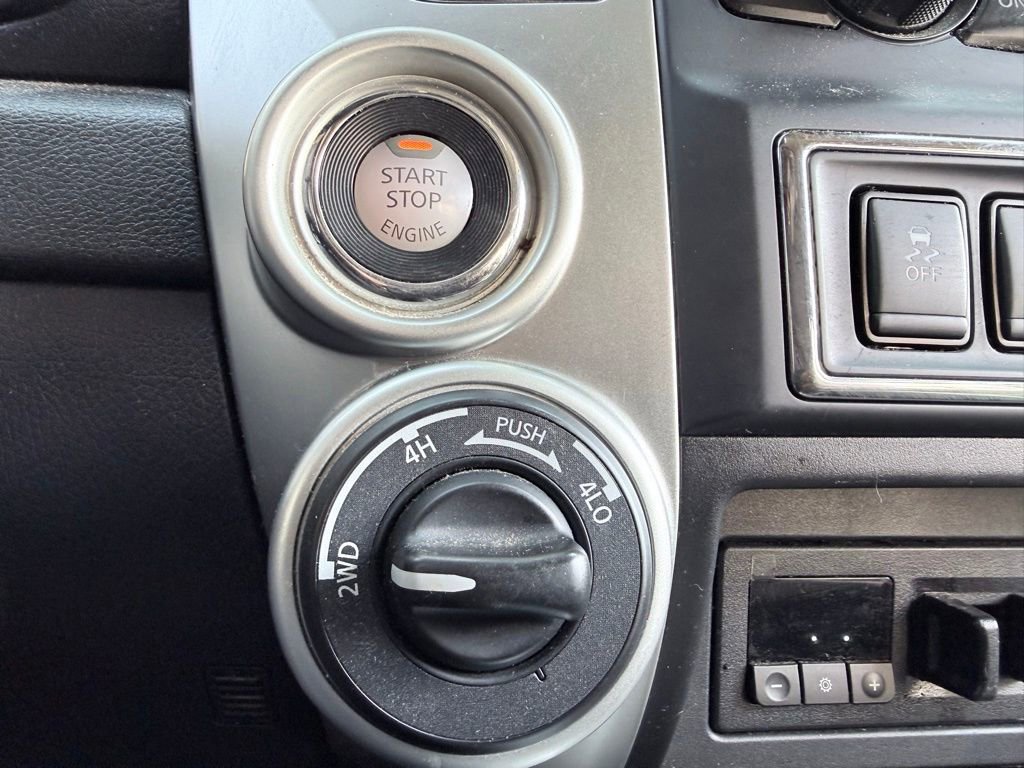 Used 2020 Nissan Titan SL w/ Moonroof Package image 23