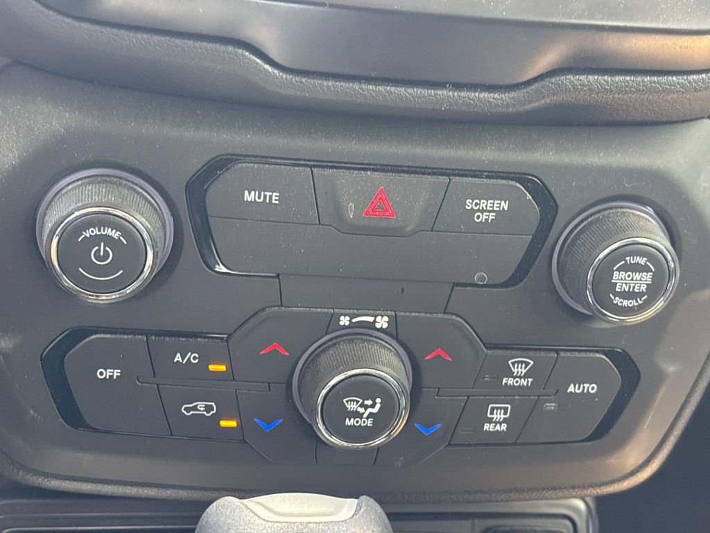 Used 2018 Jeep Renegade Latitude w/ Popular Equipment Group FWD image 14