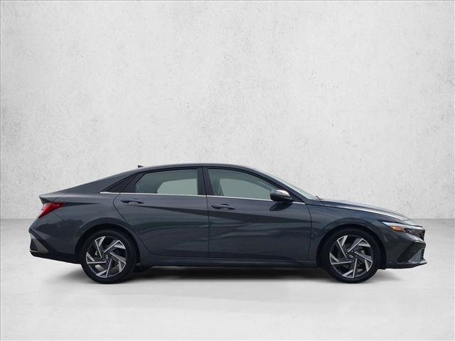 Used 2025 Hyundai Elantra Limited FWD image 4