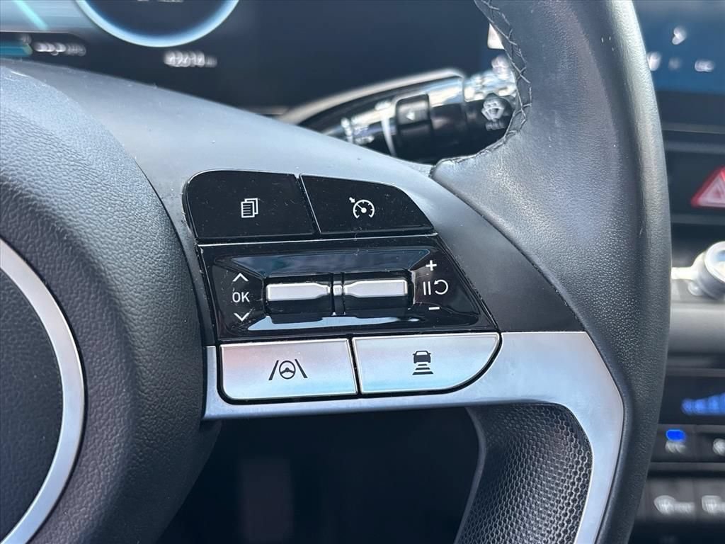 Used 2023 Hyundai Elantra Limited FWD image 17