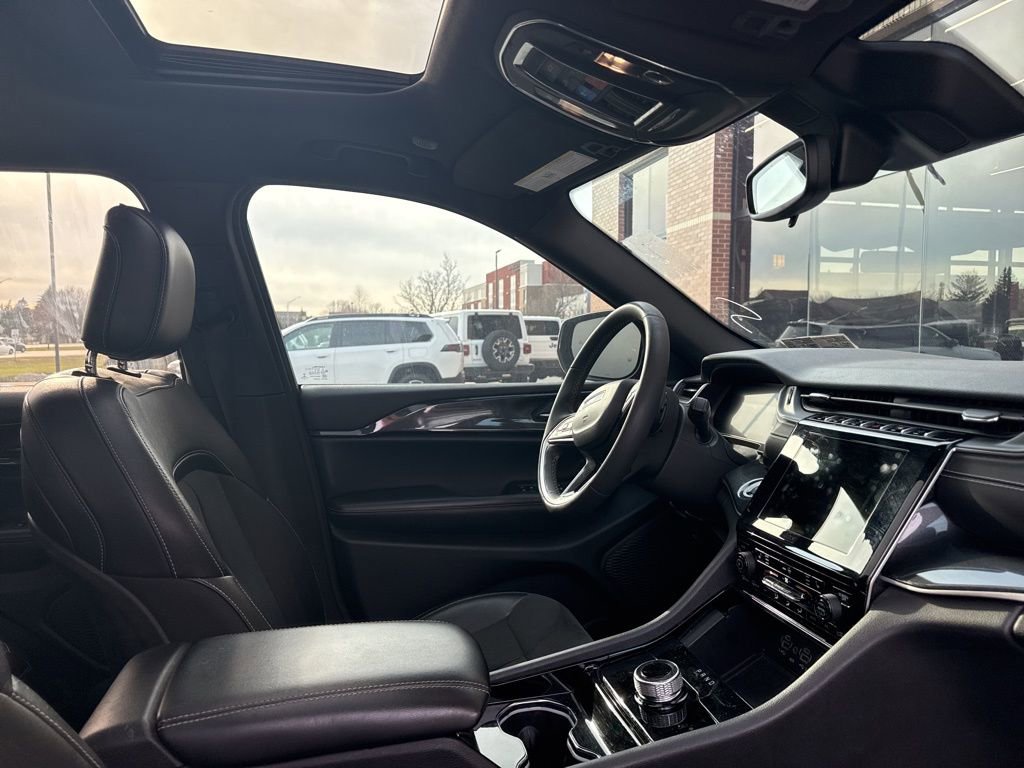 Used 2023 Jeep Grand Cherokee Altitude image 8