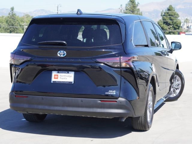 Used 2024 Toyota Sienna XLE FWD image 7