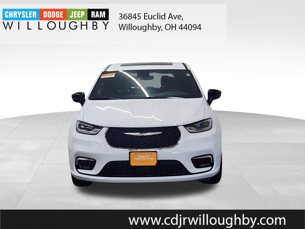 Used 2026 Chrysler Pacifica Limited image 2