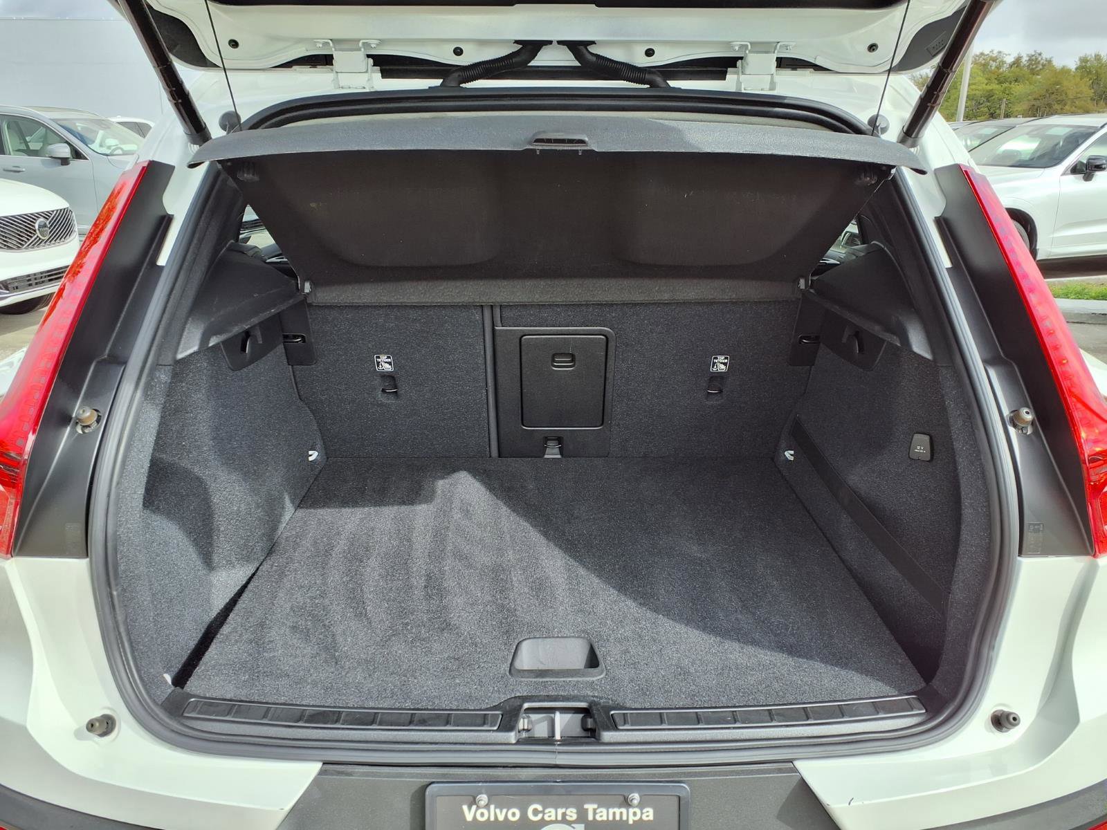 Used 2020 Volvo XC40 T4 Momentum image 18