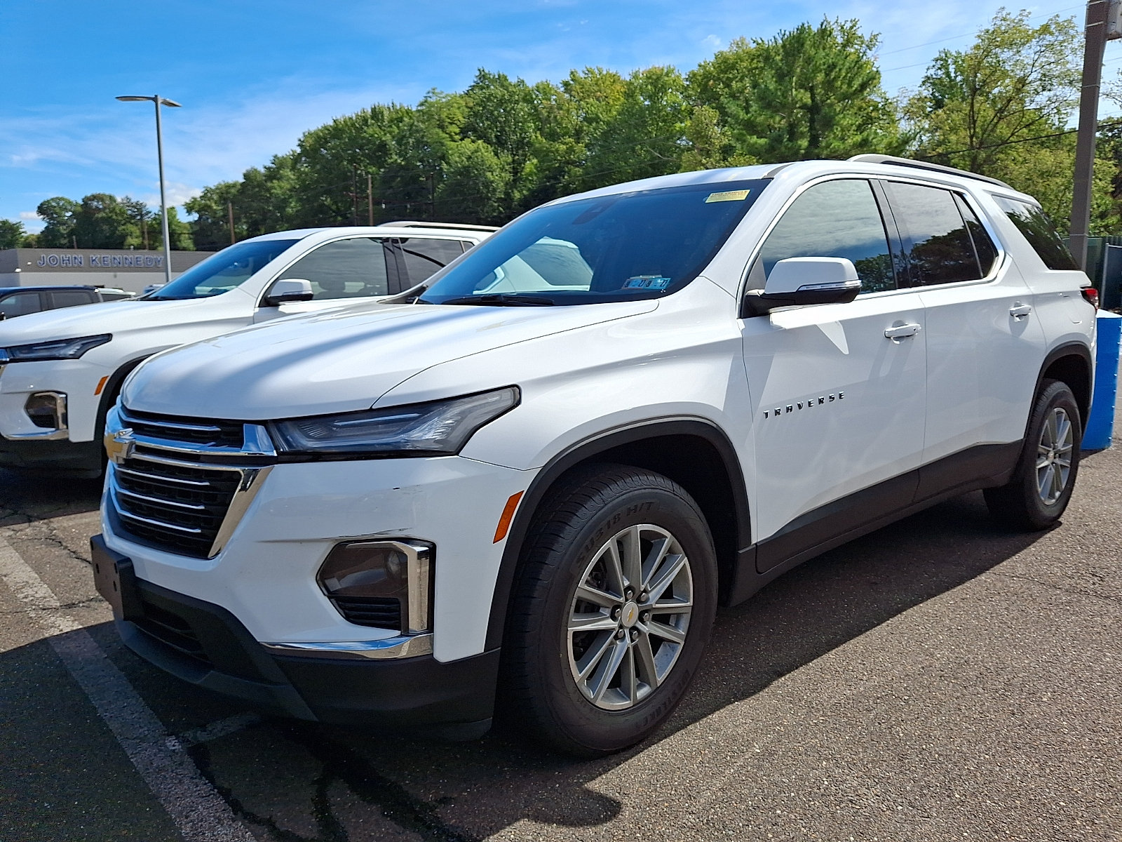 Used 2023 Chevrolet Traverse LT FWD image 2