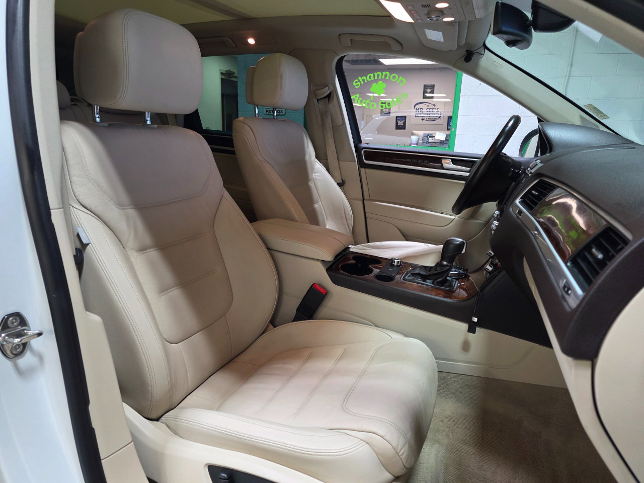 Used 2014 Volkswagen Touareg TDI image 25