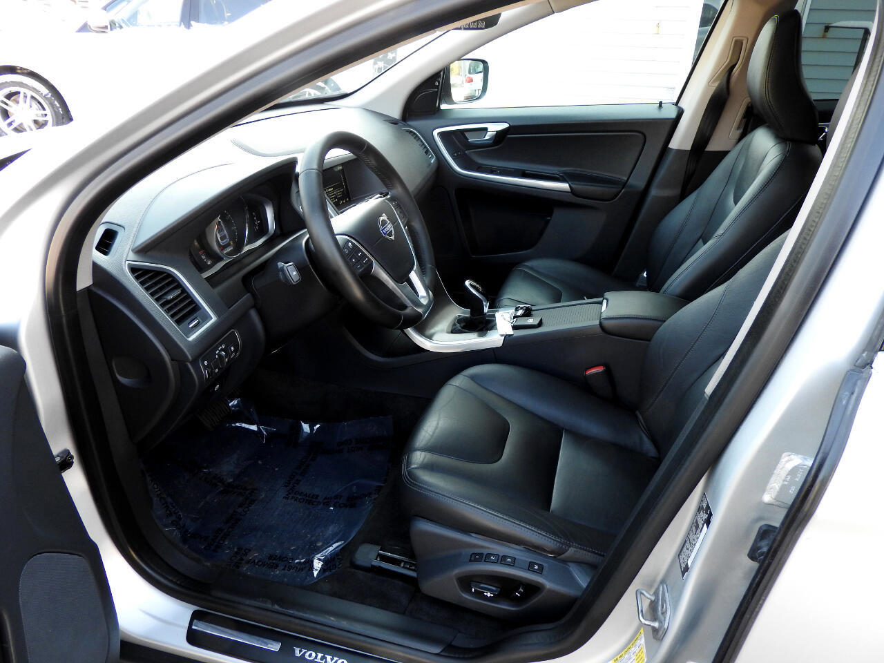 Used 2016 Volvo XC60 T5 Platinum w/ Climate Package AWD/4WD image 6