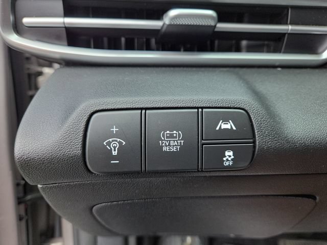 Certified 2022 Hyundai Elantra Limited FWD image 19