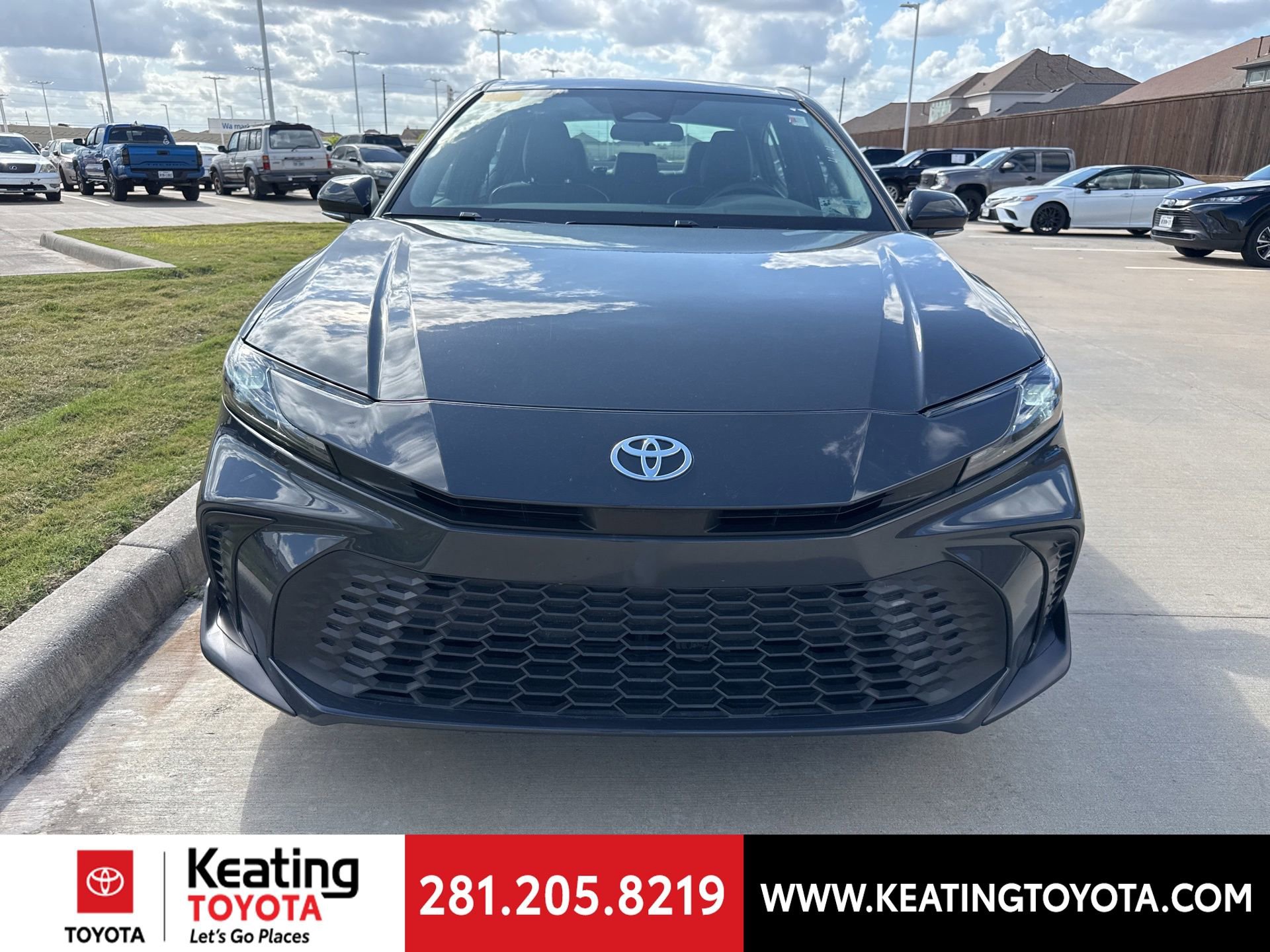 Used 2025 Toyota Camry SE FWD image 2