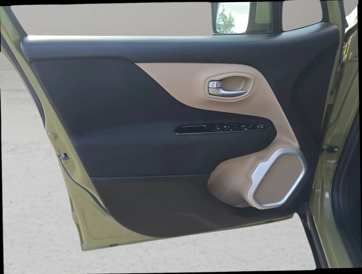 Used 2015 Jeep Renegade Latitude w/ Popular Equipment Group image 8