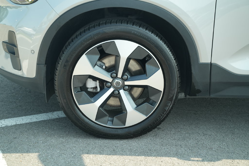 Used 2025 Volvo XC40 B5 Plus AWD/4WD image 12